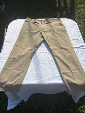 Lee Men's Straight Leg Extreme Comfort Chino Pants in Khaki